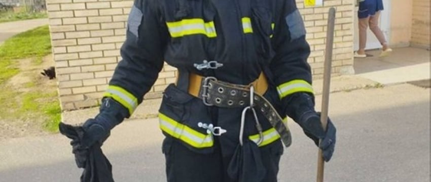 Змею на крыльце магазина ловили спасатели в Ляховичском районе