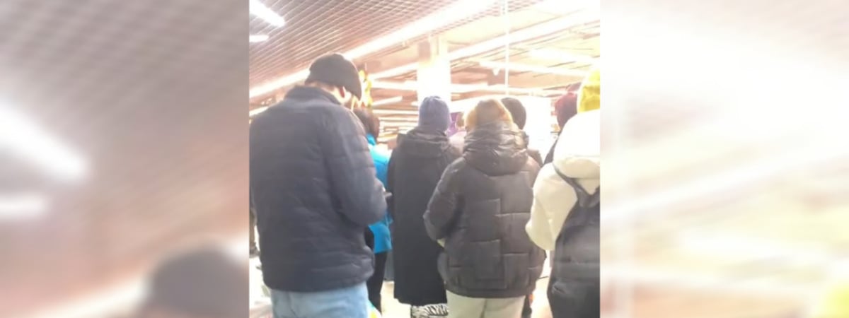 «В Брест такой, пожалуйста» — Видео очереди к автомату в минском гипере собрало 250 тыс. просмотров. В чем фишка? — Видео