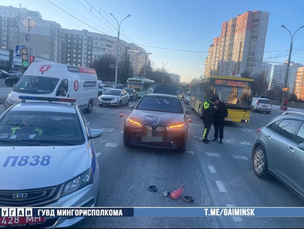 В Минске автомобиль BMW сбил женщину с детской коляской — есть видео