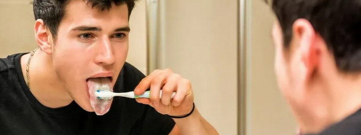 Зачем чистить язык дважды в день? Медики назвали 7 проблем, от которых избавит эта привычка — Полезно