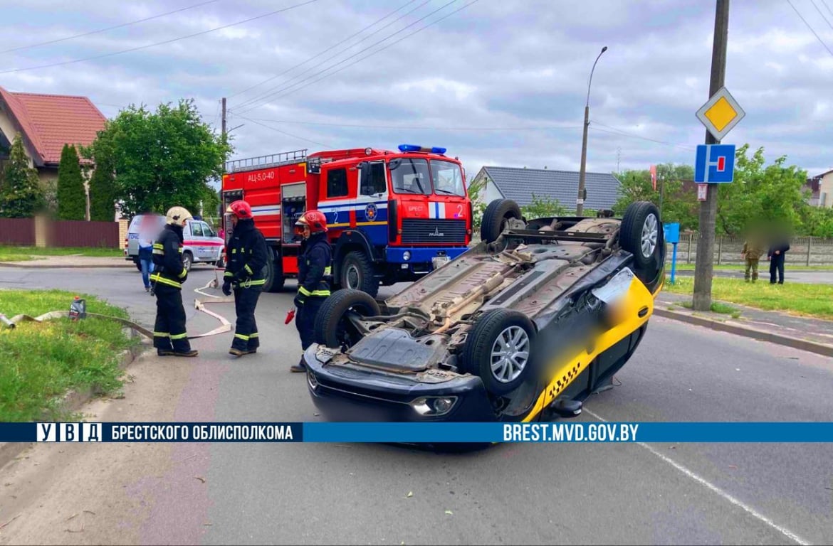 Стало известно, как в Бресте перевернулся автомобиль такси