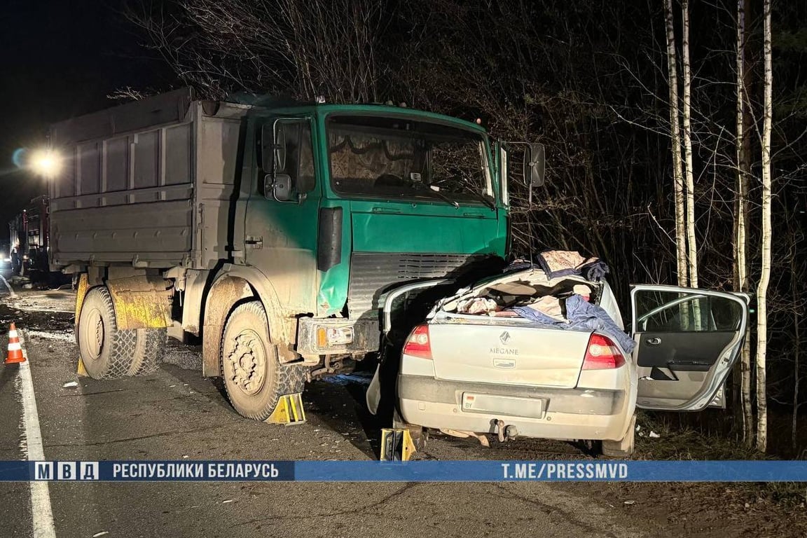 Три трупа — в Лиозненском районе легковушка въехала в МАЗ. Фото ГАИ