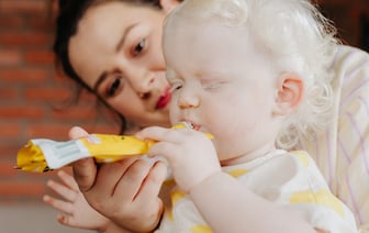 Белоруска купила ботинки за 500 рублей, а в них отклеилась подошва. Удалось ли вернуть деньги?