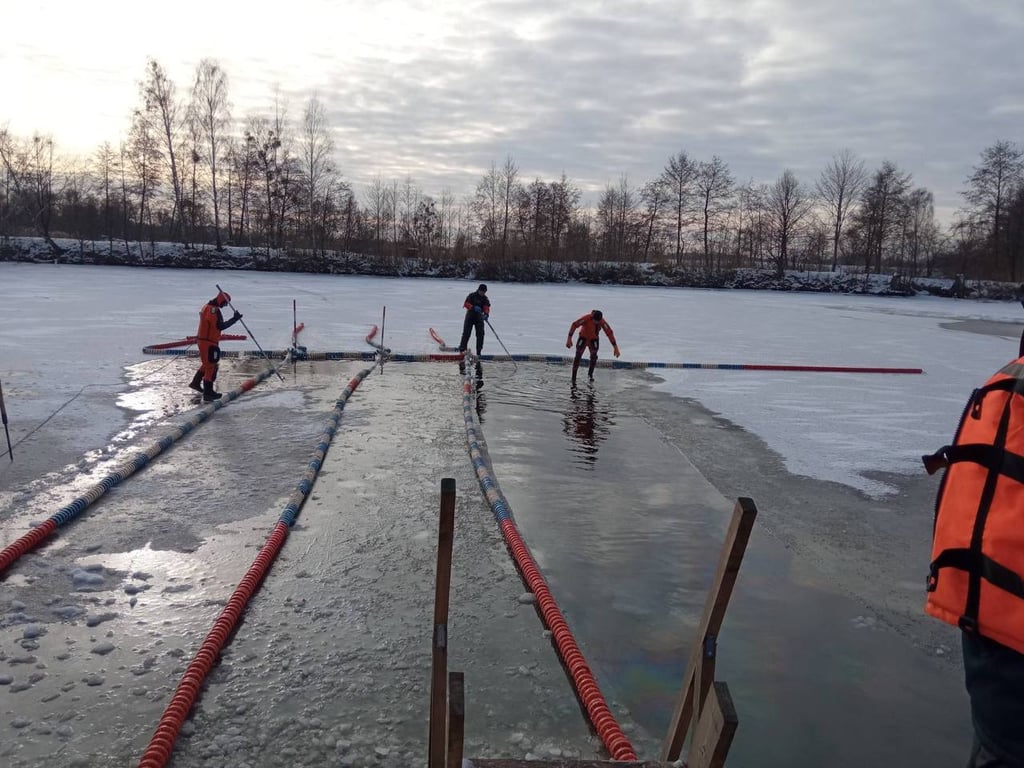 В Бресте готовят дорожки для зимнего заплыва. Фотофакт