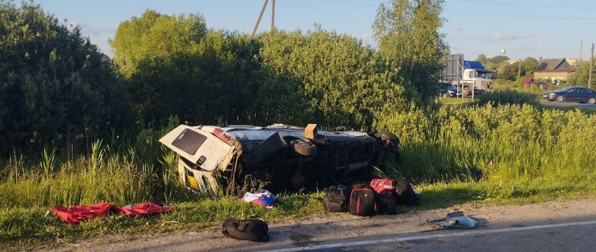 Два человека погибли в ДТП: под Докшицами столкнулись легковушка и микроавтобус с детьми