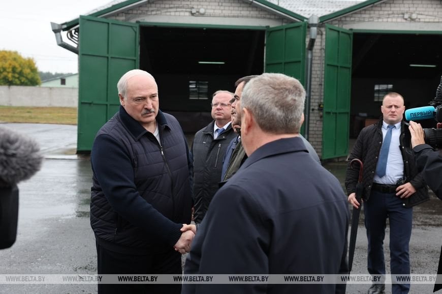 Александр Лукашенко совершает рабочую поездку в Пинский район Брестской области, где посещает ОАО «Парохонское»
