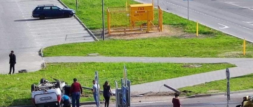 Автомобиль Peugeot на крыше: Что произошло в Дрогичине?