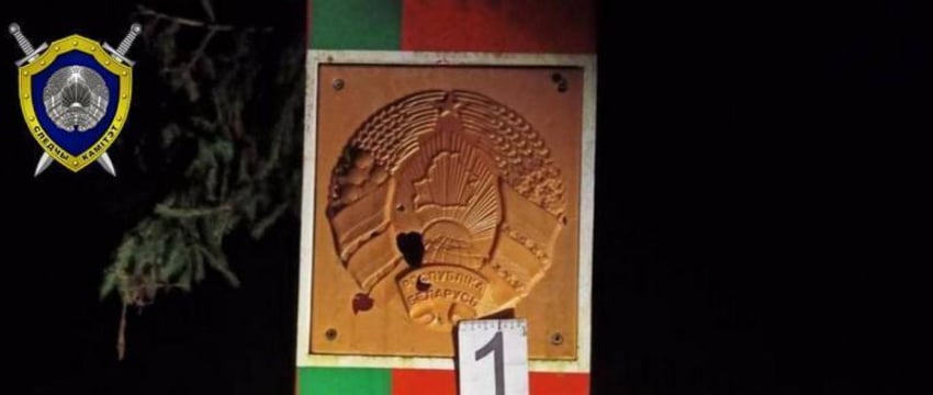 Герб Беларуси обстреляли на границе с Польшей