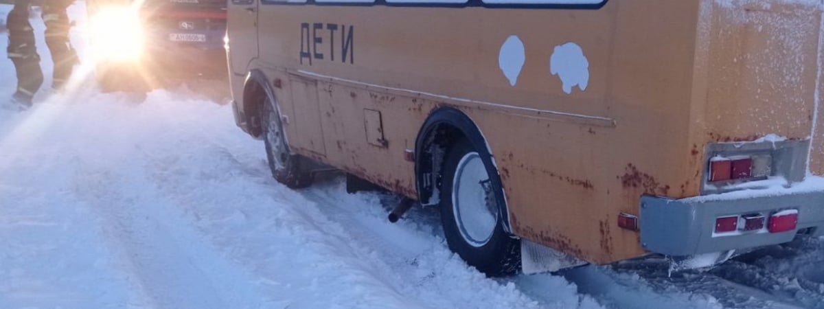 Школьный автобус, скорая и фура — как спасатели МЧС вытаскивали транспорт из снежных заносов