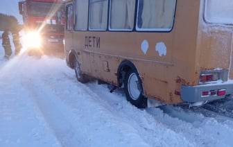 Школьный автобус, скорая и фура — как спасатели МЧС вытаскивали транспорт из снежных заносов