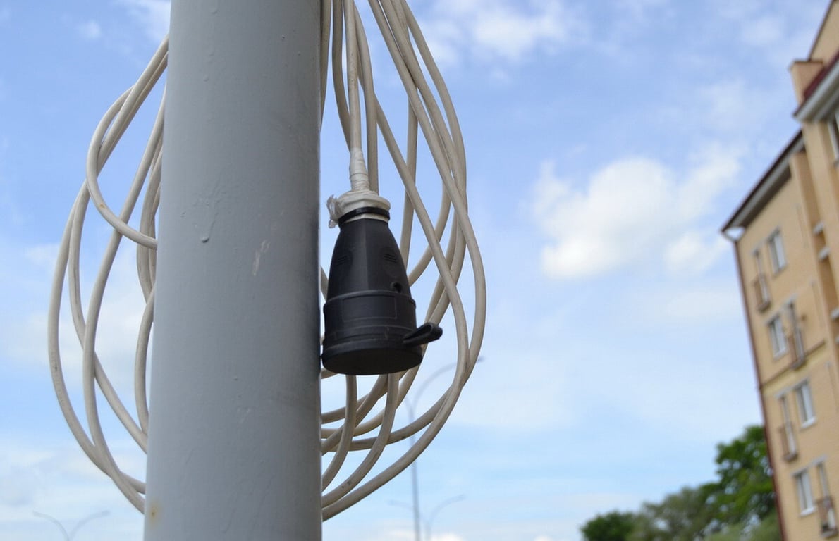 Житель Бреста организовал у дома самодельную «зарядную станцию» для электрокара