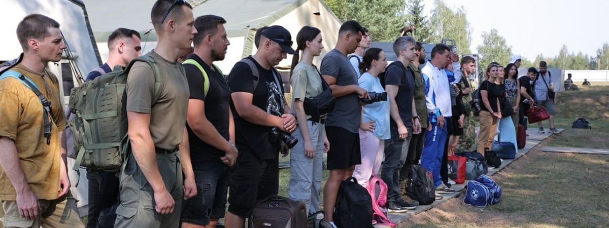 Минобороны отправило сотрудников белорусских госСМИ жить в палатках в лесу. Зачем? — Фото