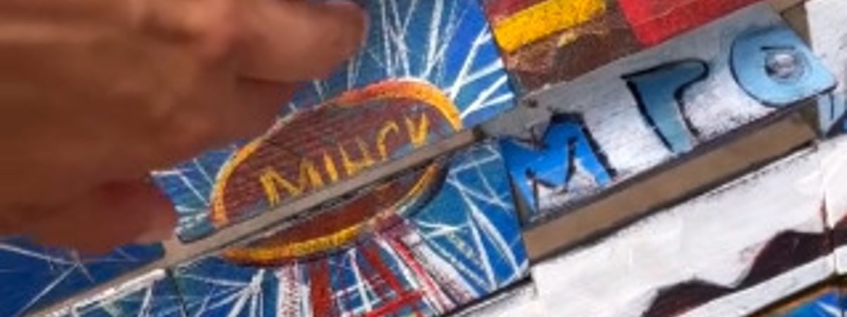 «А сидеть на ней можно?» — В Минске обнаружили скамейку-«мозаику», которую нужно собрать. Это как? — Видео