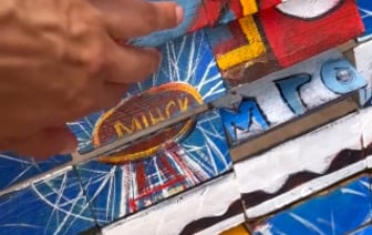 «А сидеть на ней можно?» — В Минске обнаружили скамейку-«мозаику», которую нужно собрать. Это как? — Видео