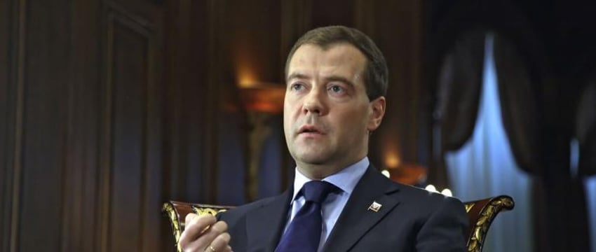 Медведев назвал негодяями и предателями россиян, портящих урны с бюллетенями