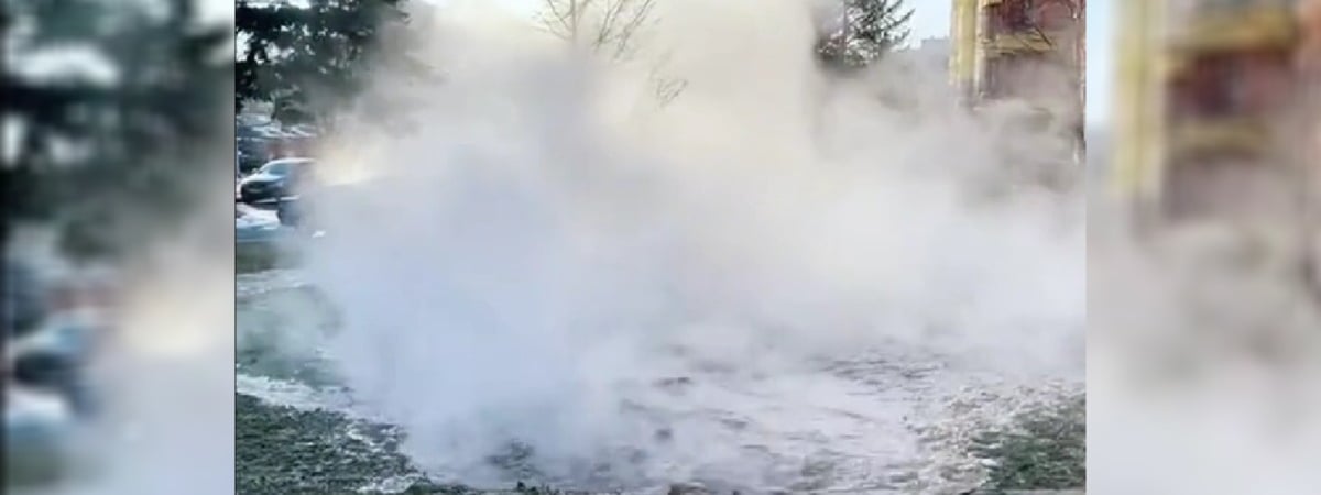 В Минске заметили «гейзер» у входа в метро. В Минскэнерго объяснили, откуда «выброс горячей воды» — Видео