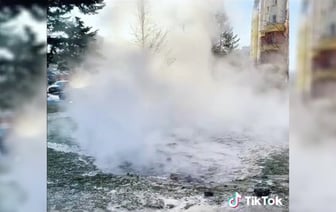 В Минске заметили «гейзер» у входа в метро. В Минскэнерго объяснили, откуда «выброс горячей воды» — Видео