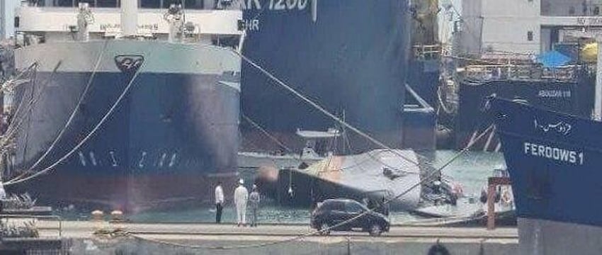 Эсминец ВМС Ирана лег на бок после ремонта