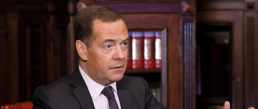 Медведев заявил о пользе отправки французских войск в Украину