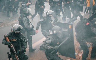 Пинчанин увидел бывшую с соперником и… разнёс дверь в подъезде