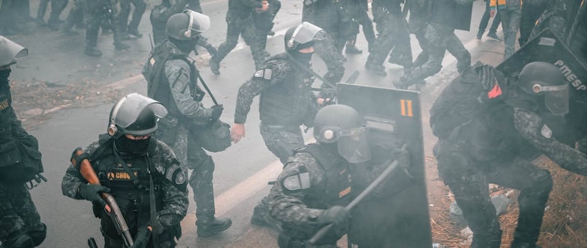 Пинчанин увидел бывшую с соперником и… разнёс дверь в подъезде