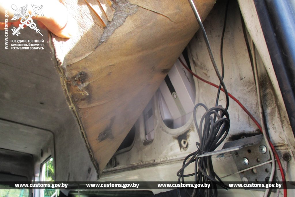 Мужчина хотел незаконно перевезти через границу 95 кошельков для криптовалюты. Брестские таможенники нашли тайники