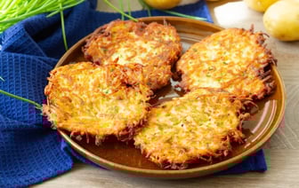 Как приготовить драники идеально золотыми и хрустящими? Шеф-повар поделился секретами жарки — Полезно