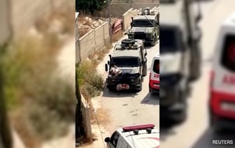 Израильские военные ранили палестинца, привязали его к крыше автомобиля и уехали