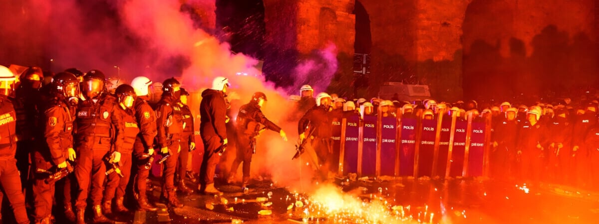 В Турции разгорелись крупнейшие за 10 лет протесты. Что известно? — Видео