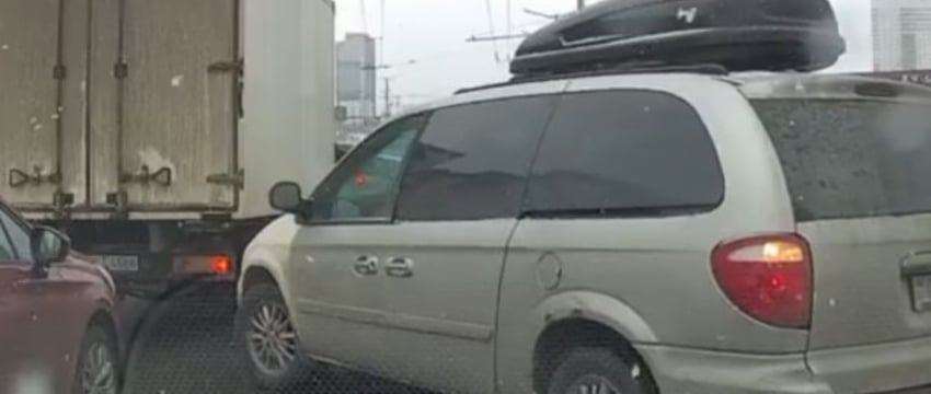 Перегородил дорогу, а после стал «учить»? Непонятное поведение водителя
