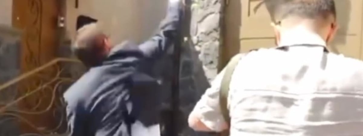 «Вон из Армении, шакал!» Белорусское посольство в Армении забросали яйцами, помидорами и картофелем