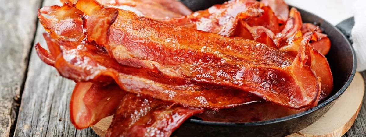 Как приготовить хрустящий бекон без масла? Кулинар показал самый простой способ — Полезно