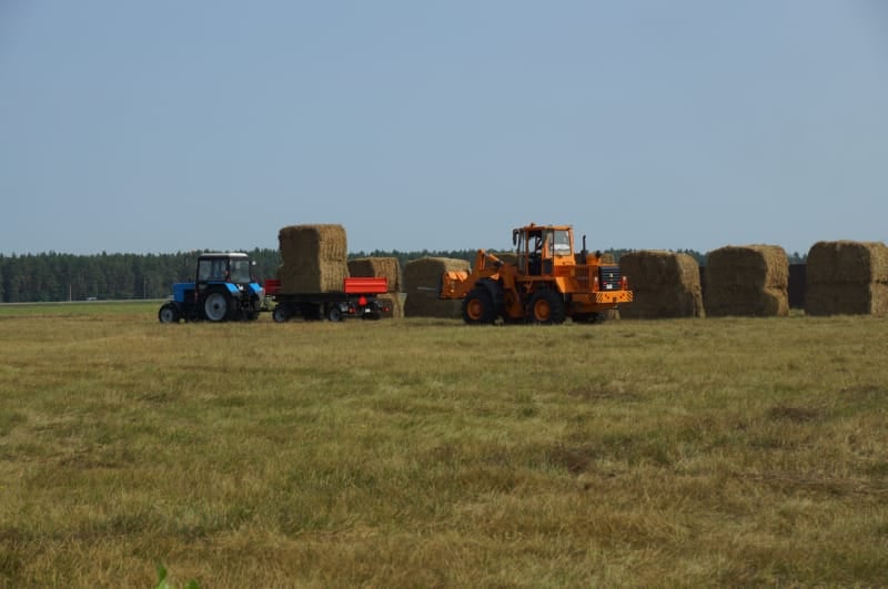 Под Брестом механизаторы «виртуозили» на тракторах с соломой