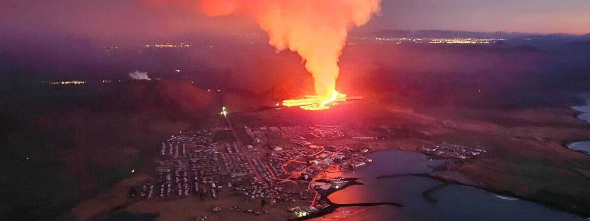 «Просто смотрите на свой дом» — Лава извергающегося вулкана добралась до города в Исландии — Видео