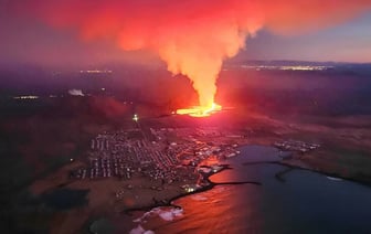 «Просто смотрите на свой дом» — Лава извергающегося вулкана добралась до города в Исландии — Видео