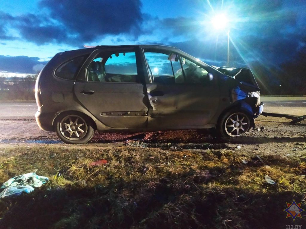 Работники МЧС спасли женщину при ДТП в Пружанах