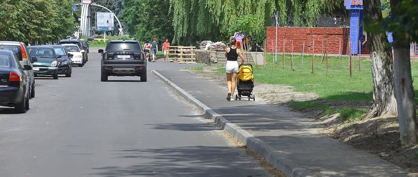 Жители Гомеля добились укладки тротуара в Любенском