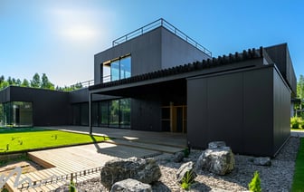 Tesla — в подарок! Под Минском выставили на продажу чёрный дом в «футуристическом стиле». Сколько просят? — Фото