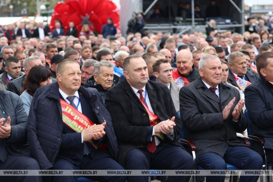 Александр Лукашенко принимает участие в фестивале-ярмарке »Дажынкi-2024», которые проходят в городе Микашевичи Брестской области