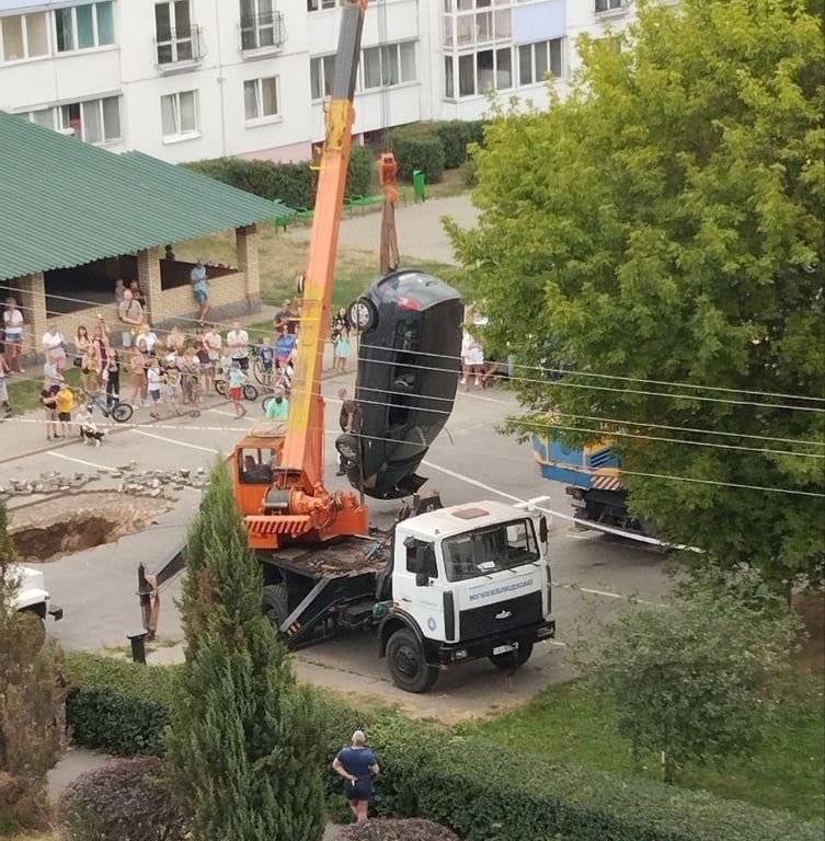 Автомобиль ушел под землю в Бобруйске