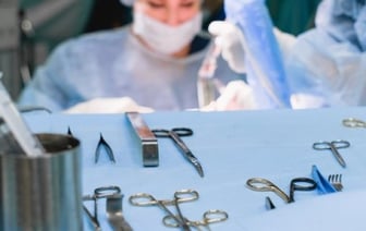 Хирурга уволили после завершения контракта, но он смог отстоять свои права