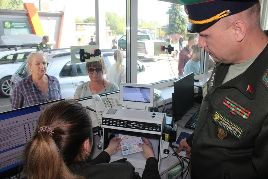 «Непросто, но интересно». Пограничники рассказали о службе в пункте пропуска «Брест»