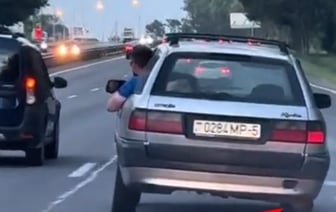 Citroen на 3-х колесах едет по трассе в Беларуси - смотрите видео
