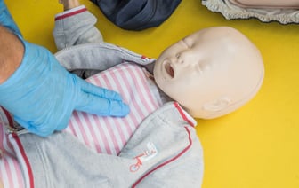 «Весь побелел и начал засыпать». В Минске школьник наглотался снотворного прямо на уроках