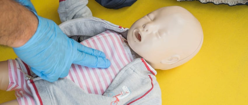 «Весь побелел и начал засыпать». В Минске школьник наглотался снотворного прямо на уроках