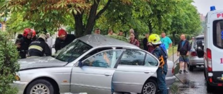 Как деблокировали пасcажира BMW в Бресте. МЧС показало видео