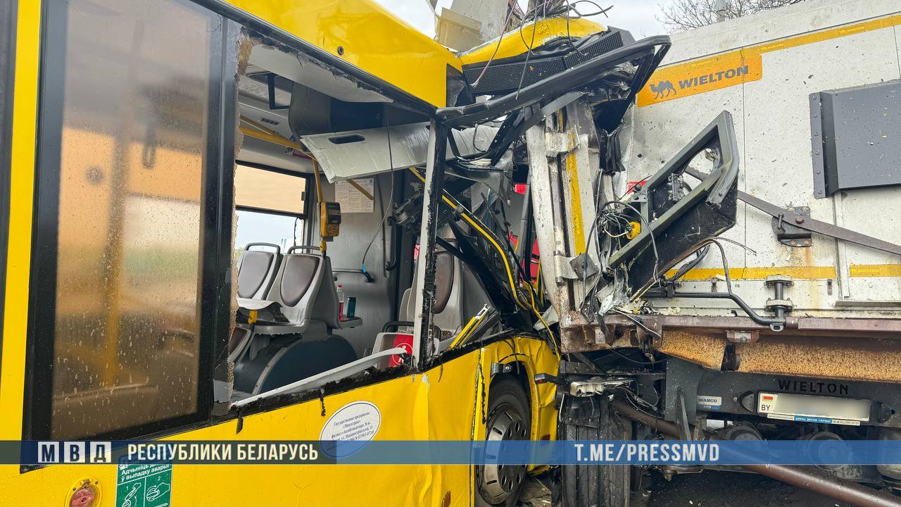 В Минске автобус с пассажирами врезался в грузовик