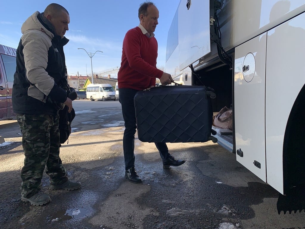 «Может, меня даже уволят за эти слова…» Журналисты поговорили с водителем китайского автобуса