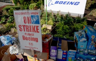 Boeing предлагает повысить зарплату на 30% непосредственно бастующим работникам, что возмущает профсоюзы.