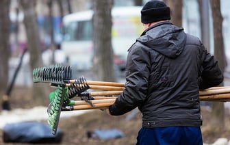 «Около 50 рублей в день» — Мингорисполком предложил «оплачиваемые общественные работы». Что нужно делать? — Полезно